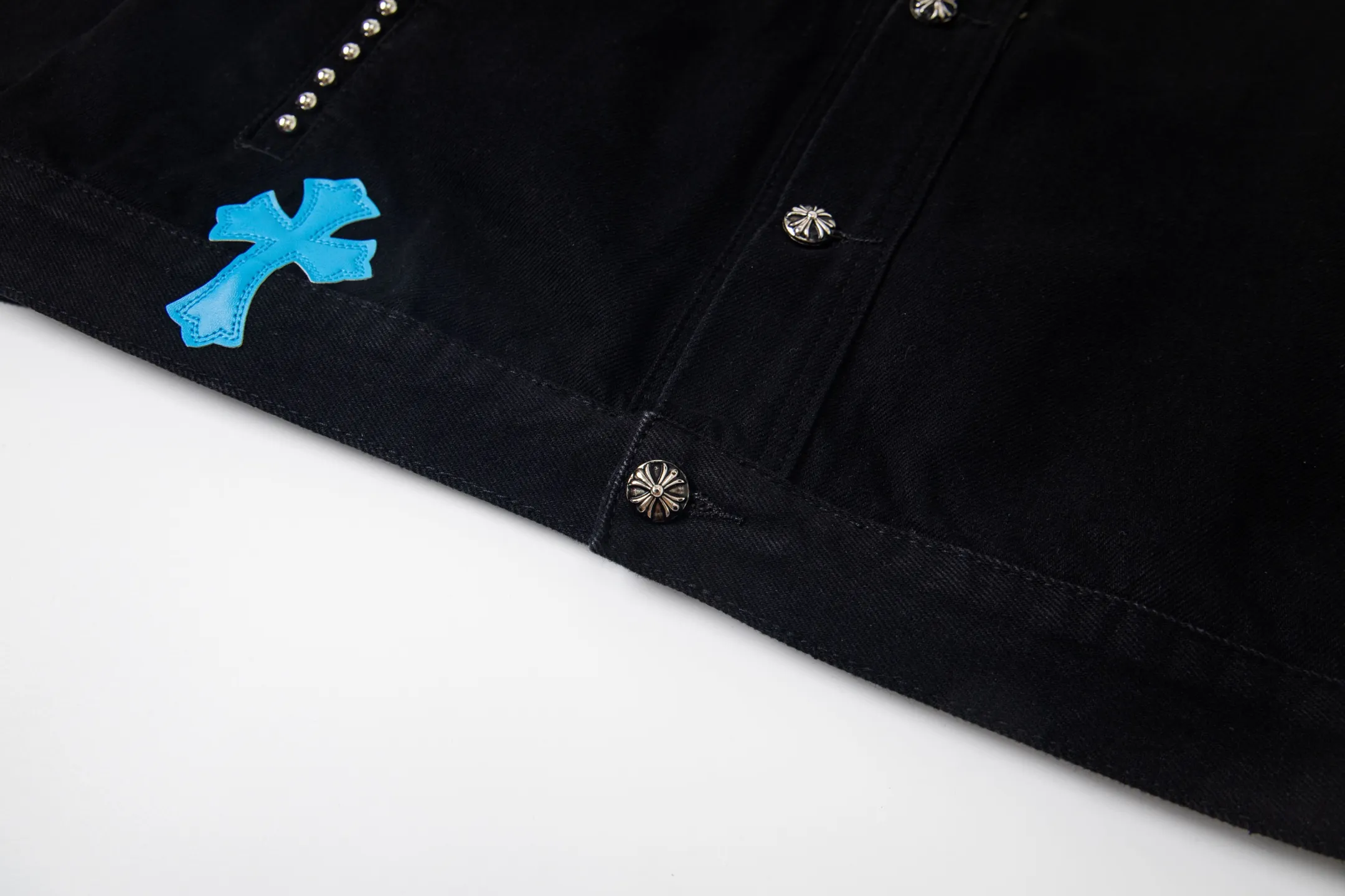 P280 Chrome Hearts Chrome Hearts heavy-duty denim jacket with rivets and multiple farts. The same model as the Internet celebrity star. The cross-printed denim jacket has a unique cross design element and is full of design. It is made of 100% denim cotton fabric with heavy coarse yarn count, which ensures a stiff and tough silhouette while being soft, comfortable and breathable. The lapel is designed with silver buttons and is full of texture. The classic white cross logo is all over the dress, making it a perfect versatile style for spring and summer! The original loose version is made of high-quality pure cotton fabrics. The fabric pattern is high-definition and delicate without burrs. It is comfortable and breathable to wear. All the buttons are molded and customized. It is casual and fashionable and can be matched with any bottoms. It can be windproof and sunproof in spring and summer. It can be worn outside in autumn and winter! Easily concave shape makes you look slimmer and taller, perfect for both men and women! Style number: 1764# Color: Black Size: S M L XL